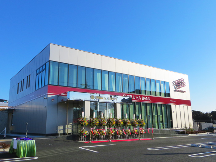 静岡銀行 住吉支店様 自立看板 壁面看板 衝突防止 製作 施工事例 フィルムの企画 デザイン 加工 施工 デコラテックジャパン ３ｍ特約店